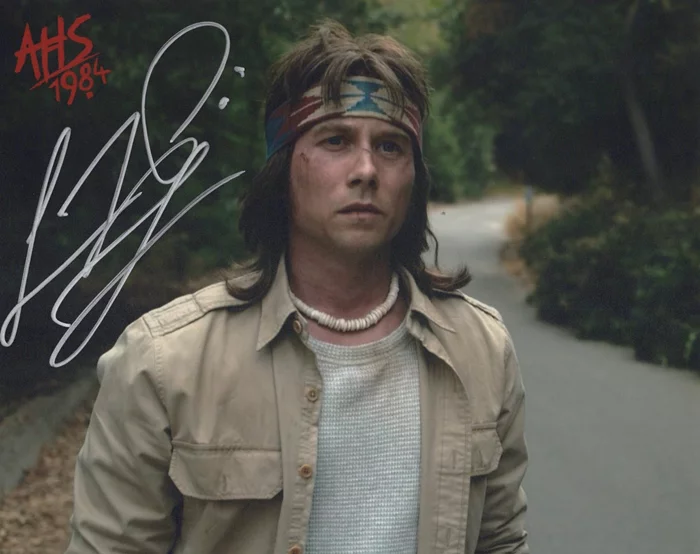 Lou Taylor Pucci autograph