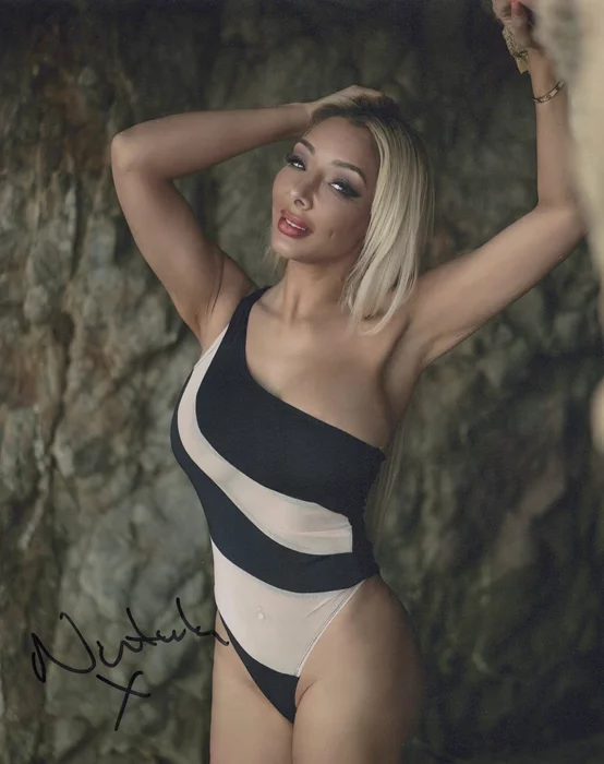 Natalia Davis autograph