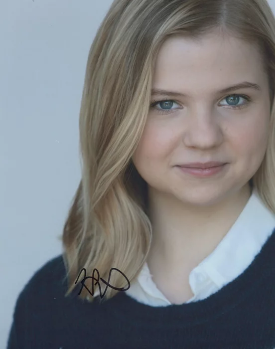 Hannah Swain autograph