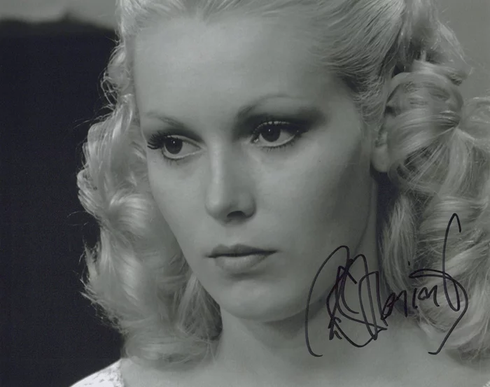 Cathy Moriarty autograph