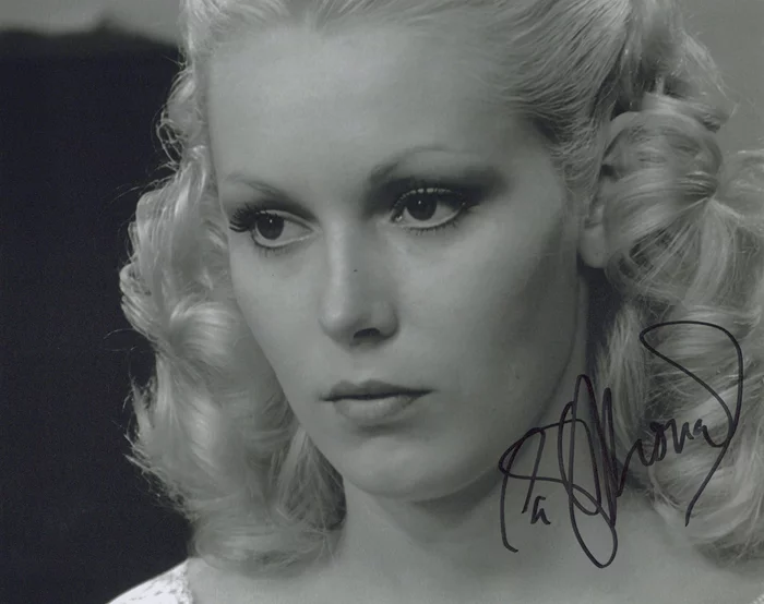 Cathy Moriarty autograph