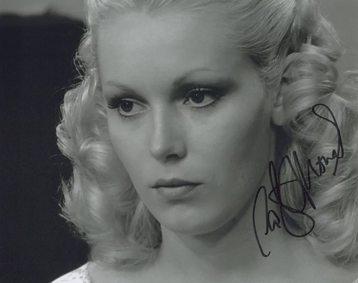 Cathy Moriarty autograph