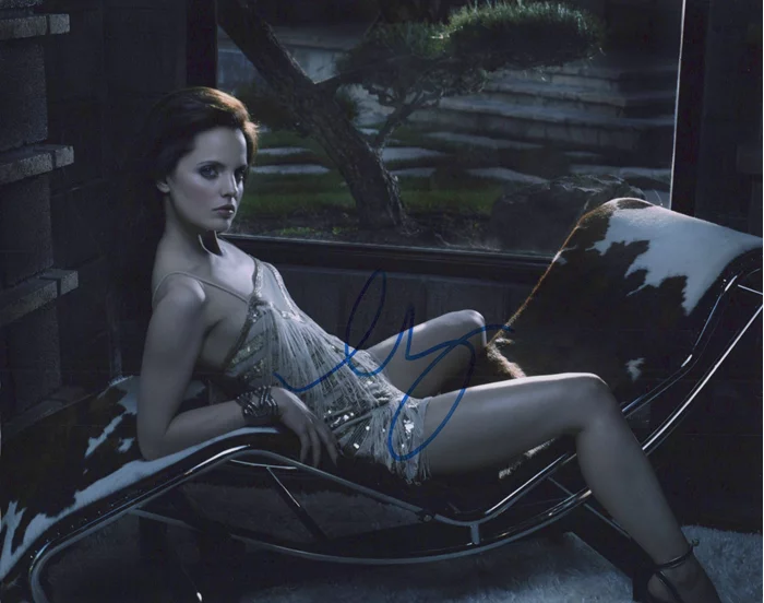 Mena Suvari autograph