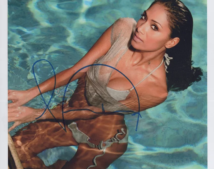 Nicole Scherzinger autograph