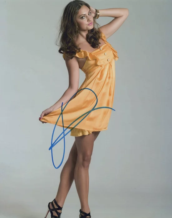 Phoebe Tonkin autograph