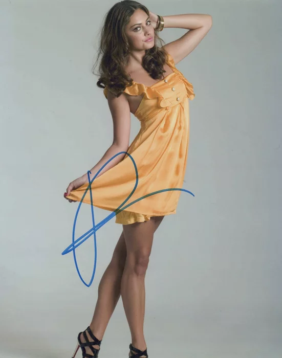 Phoebe Tonkin autograph