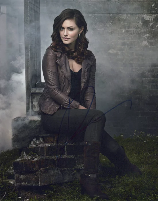 Phoebe Tonkin autograph