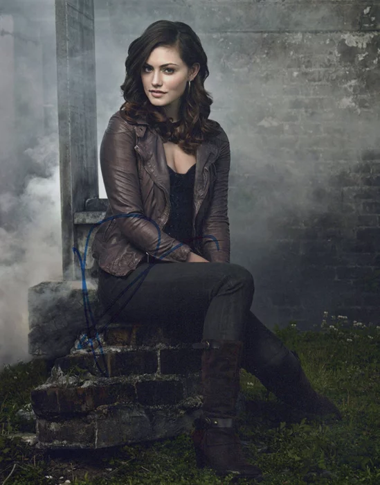 Phoebe Tonkin autograph