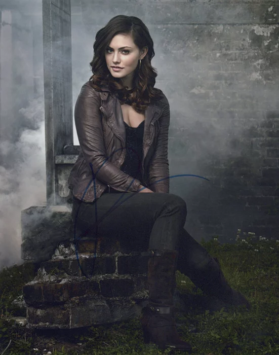 Phoebe Tonkin autograph