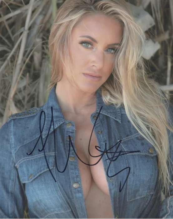 Nikki Lynn autograph