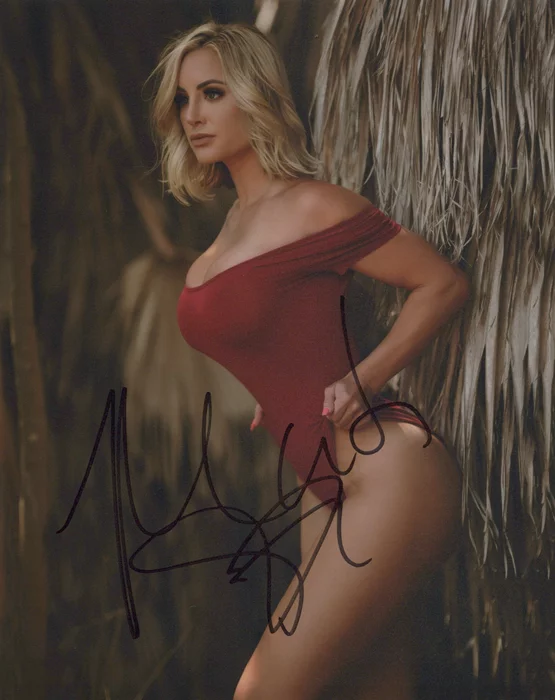 Nikki Lynn autograph