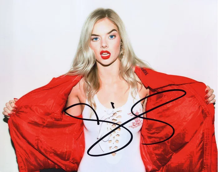 Samara Weaving autograph