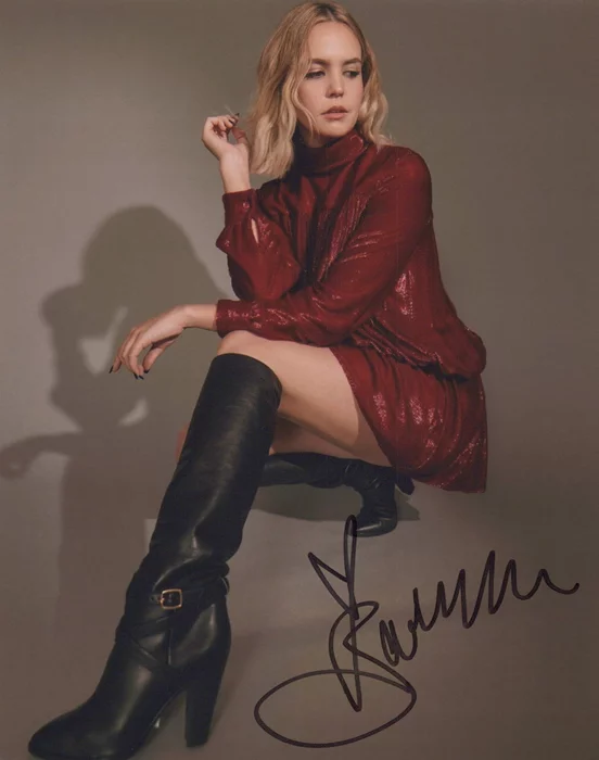 Bailee Madison autograph