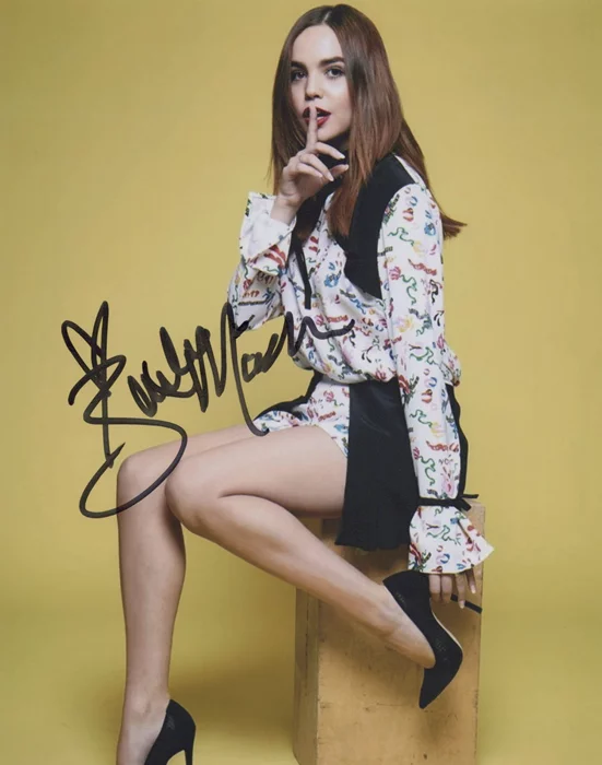 Bailee Madison autograph