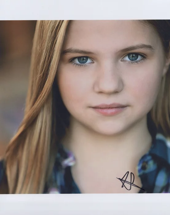 Hannah Swain autograph