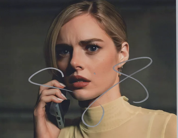 Samara Weaving autograph