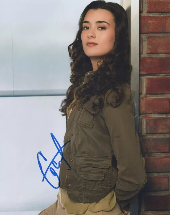 Cote de Pablo autograph