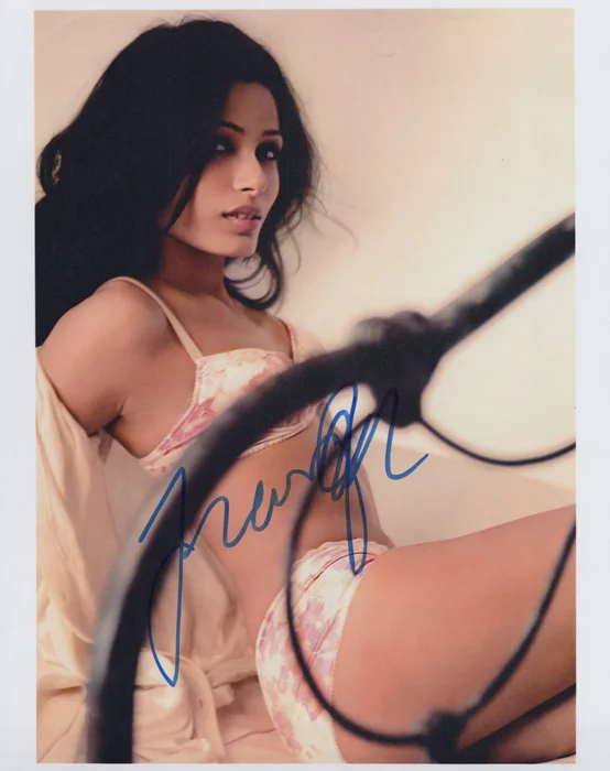 Freida Pinto autograph