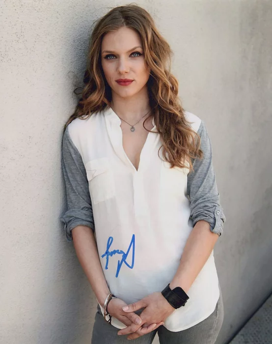 Tracy Spiridakos autograph