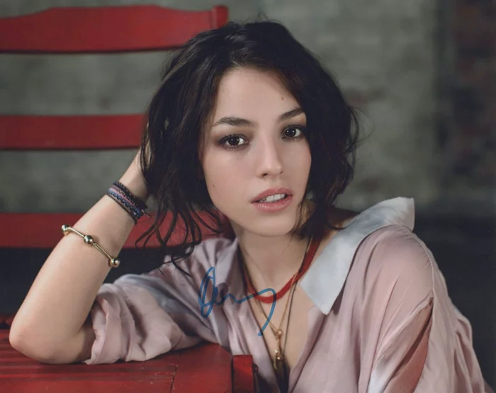 Olivia Thirlby autograph