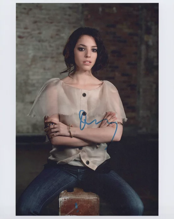 Olivia Thirlby autograph