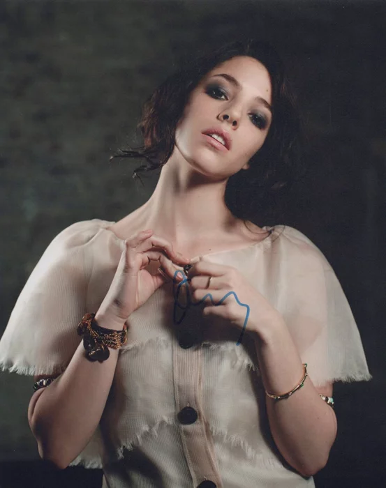 Olivia Thirlby autograph