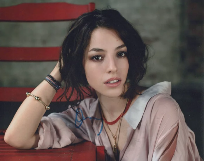 Olivia Thirlby autograph