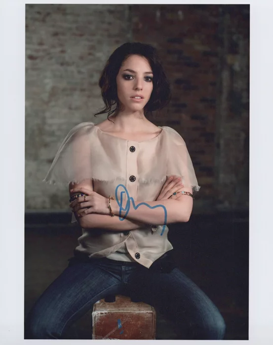 Olivia Thirlby autograph