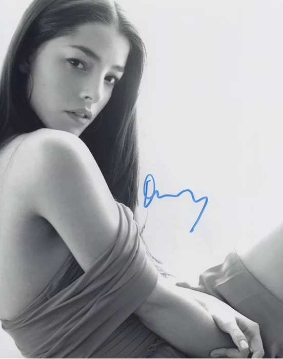 Olivia Thirlby autograph