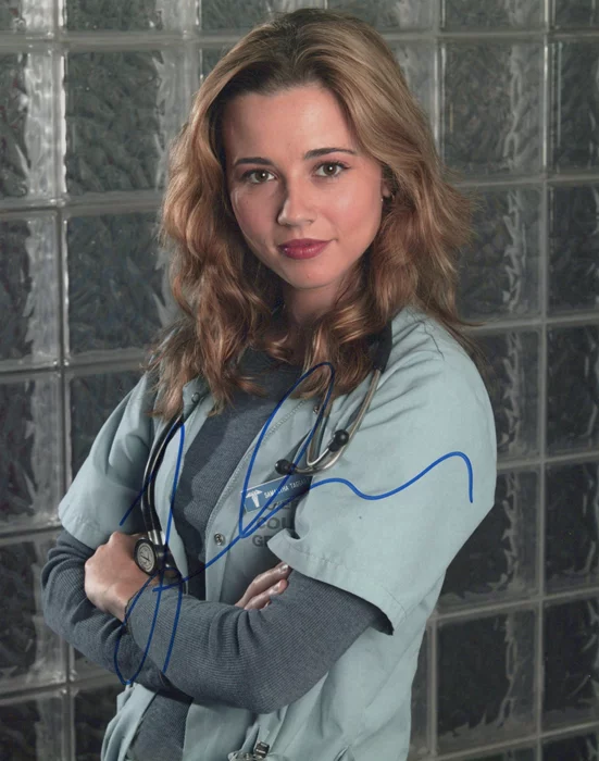 Linda Cardellini autograph