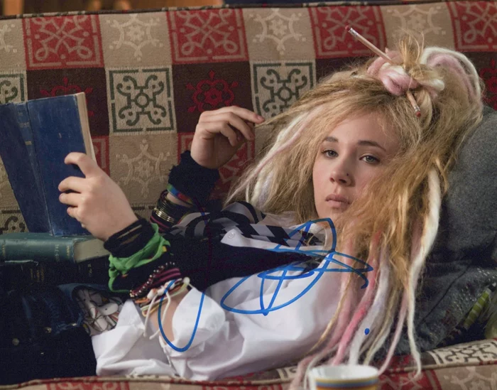 Juno Temple autograph