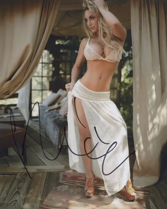 Nikki Lynn autograph