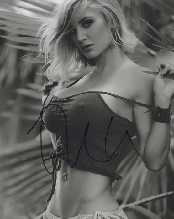 Nikki Lynn autograph