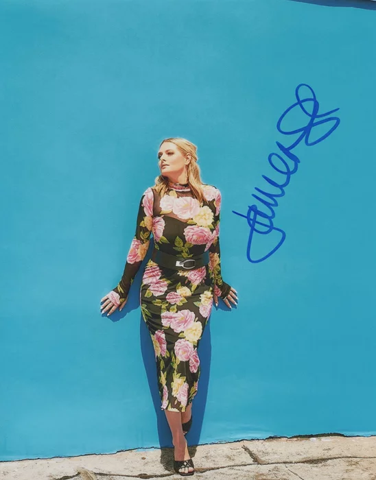 Lauren Ash autograph