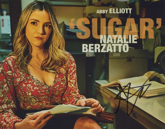 Abby Elliott autograph