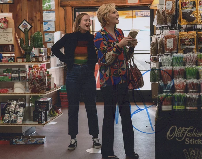 Hannah Einbinder autograph