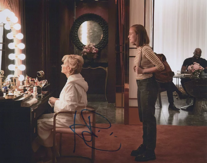 Hannah Einbinder autograph