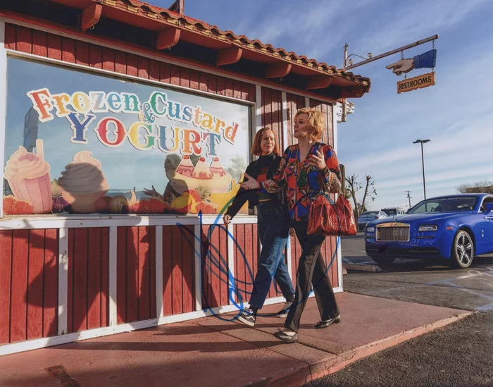 Hannah Einbinder autograph