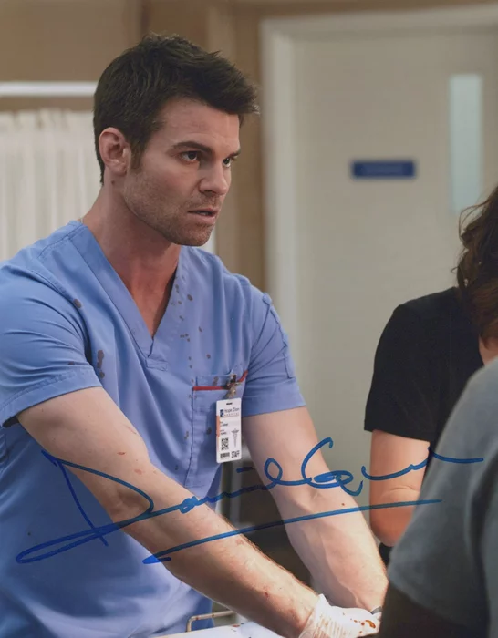 Daniel Gillies autograph
