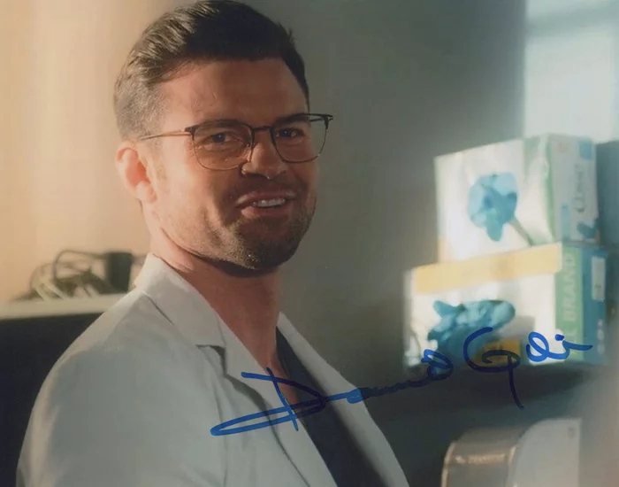 Daniel Gillies autograph