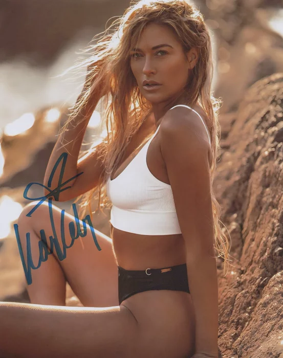 Kelly Kelly autograph