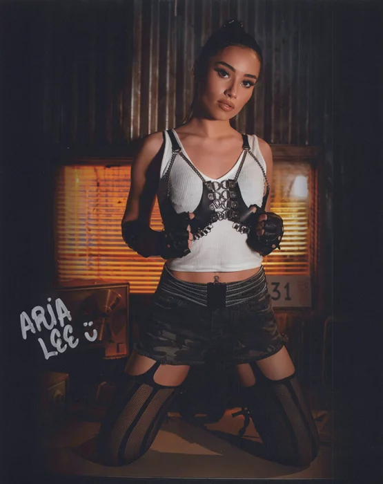 Aria Lee autograph