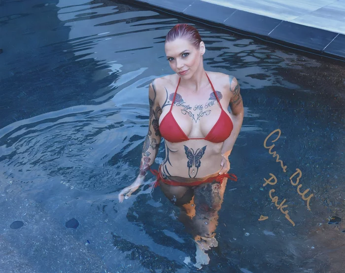 Anna Bell Peaks autograph