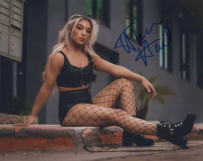 Thea Hail autograph
