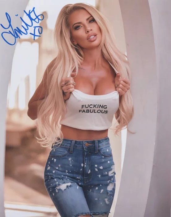 Lynnie Marie autograph