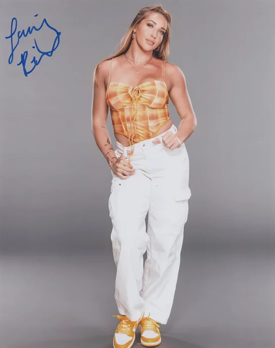 Lainey Reid autograph
