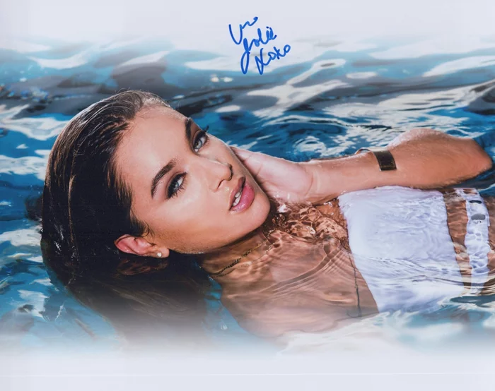 Uma Jolie autograph