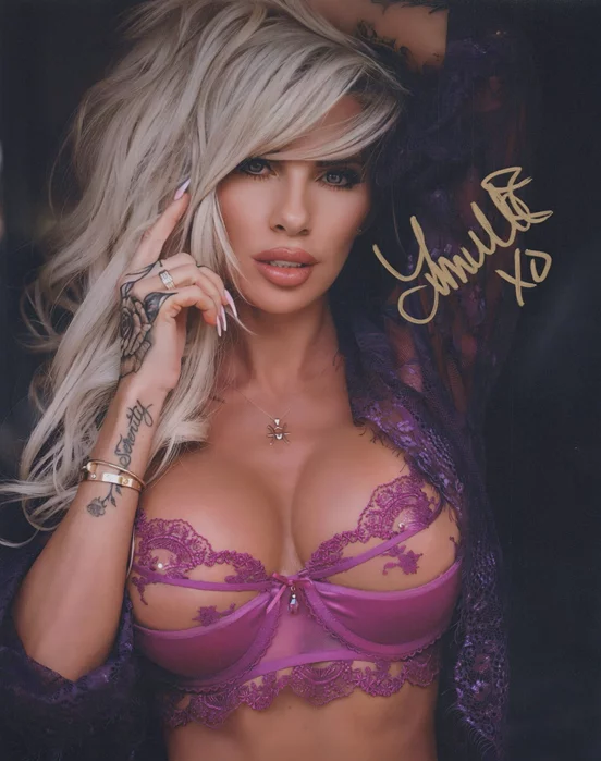 Lynnie Marie autograph