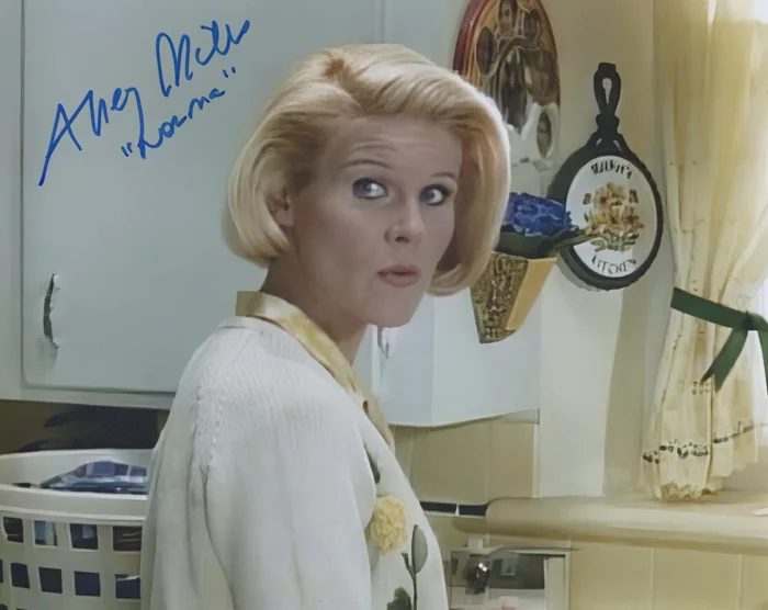 Alley Mills autograph