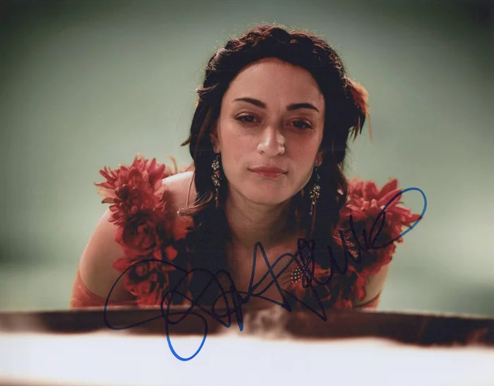 Sara Tomko autograph